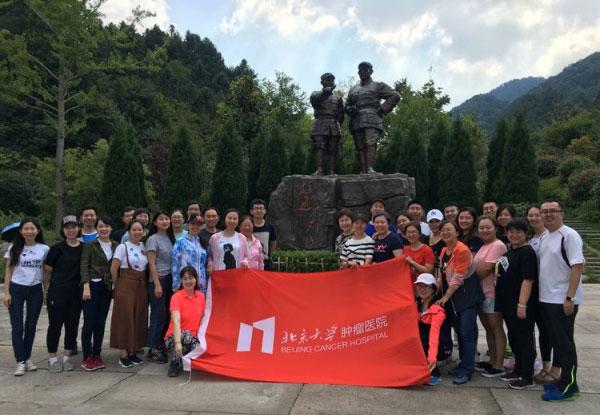 女子被公鸡“偷袭”，忍无可忍开启“人鸡大战”